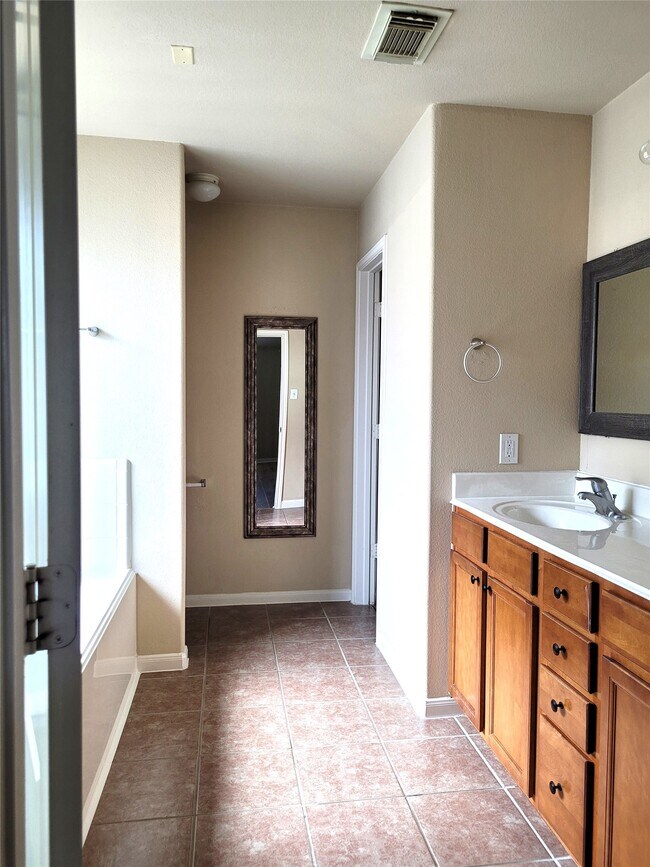 Building Photo - 26319 Longview Creek Dr