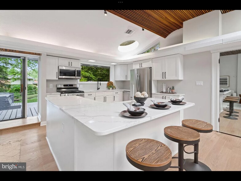 Building Photo - 9817 Inglemere Dr