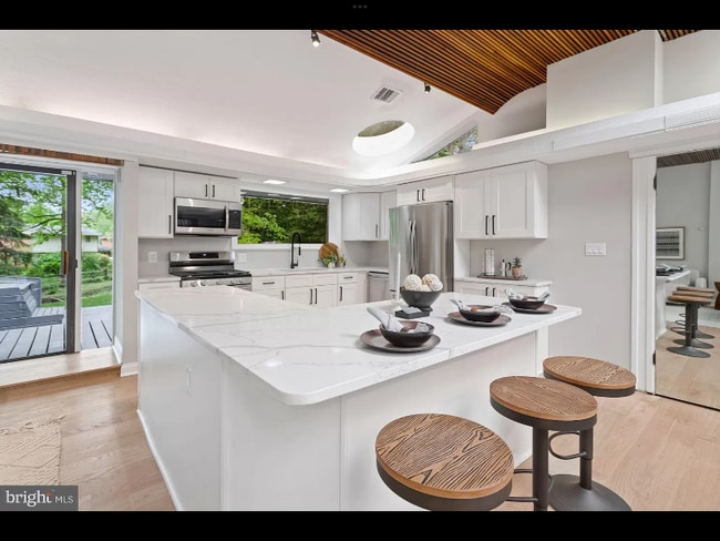 Building Photo - 9817 Inglemere Dr