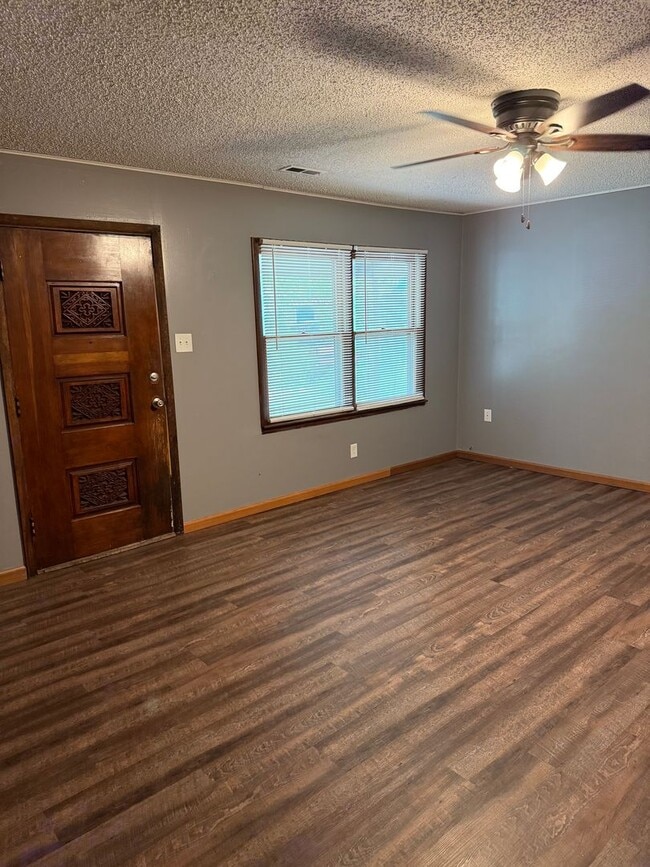 Building Photo - 3BR/1BA with overside detached garage read...