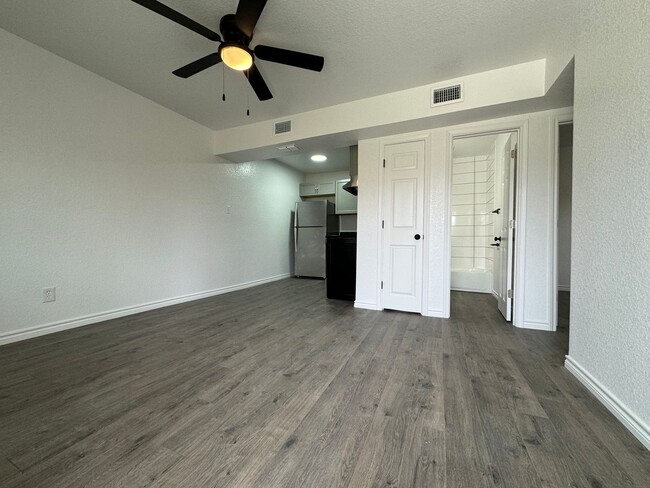 Building Photo - ONLY $850 +  FREE FEB RENT!  WATER INCLUDE...