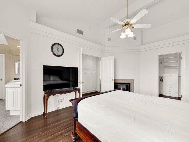 Building Photo - LOVELY POINTE AT MALIBU CONDO!