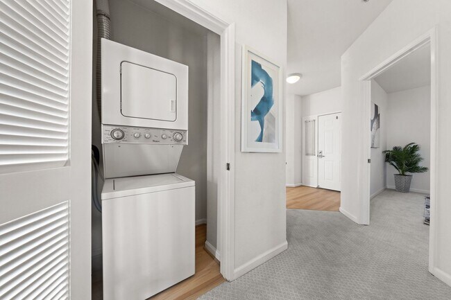 Building Photo - Epic REA - Top floor, Sweeping Views, 3 BR...