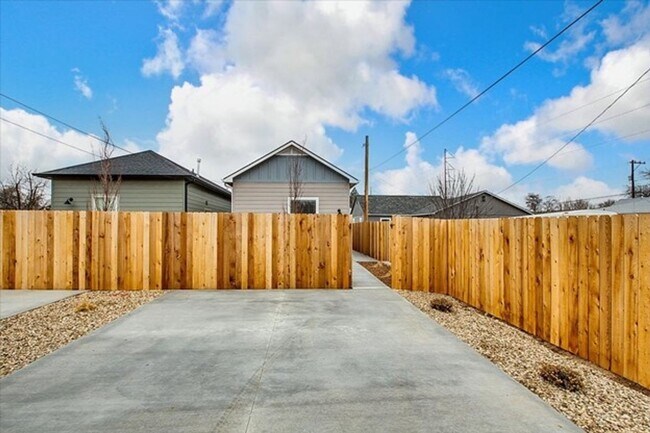 Building Photo - Stunning newer home in a great Boise location