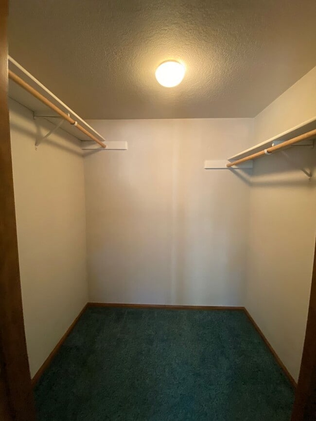 Building Photo - Location Location Location! 4 Bedroom Clos...