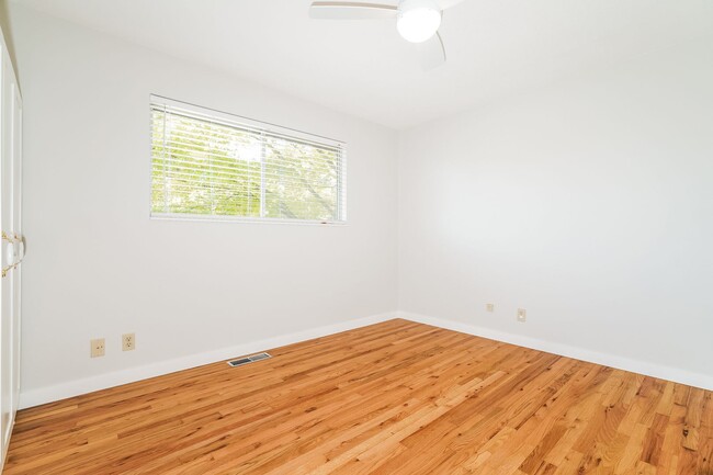 Building Photo - Beautiful 4 bed 2.5 bath Lake Forest Park ...