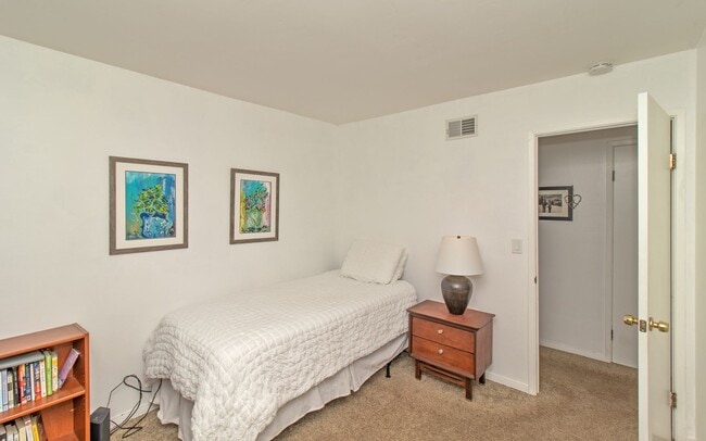 Building Photo - Stunning Saltillo Tiled Single Story Condo in Oceanside!