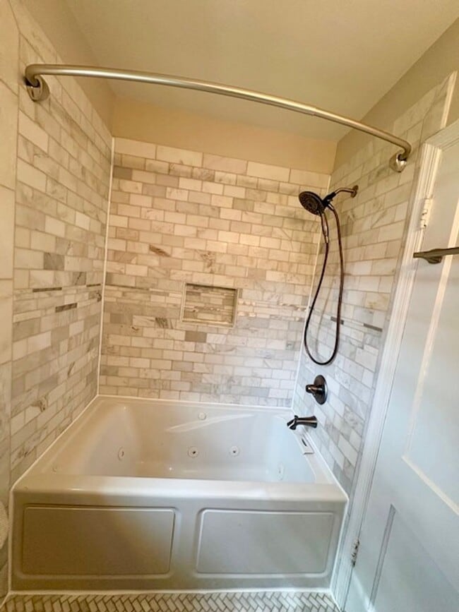 Building Photo - Updated 1BR/1BA 2-level TH in great location