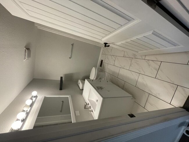 Building Photo - 138 E Hannum St