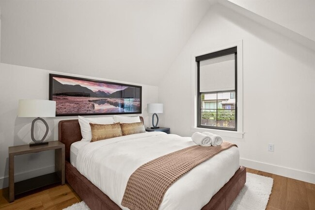 Building Photo - 2005 E 8th St