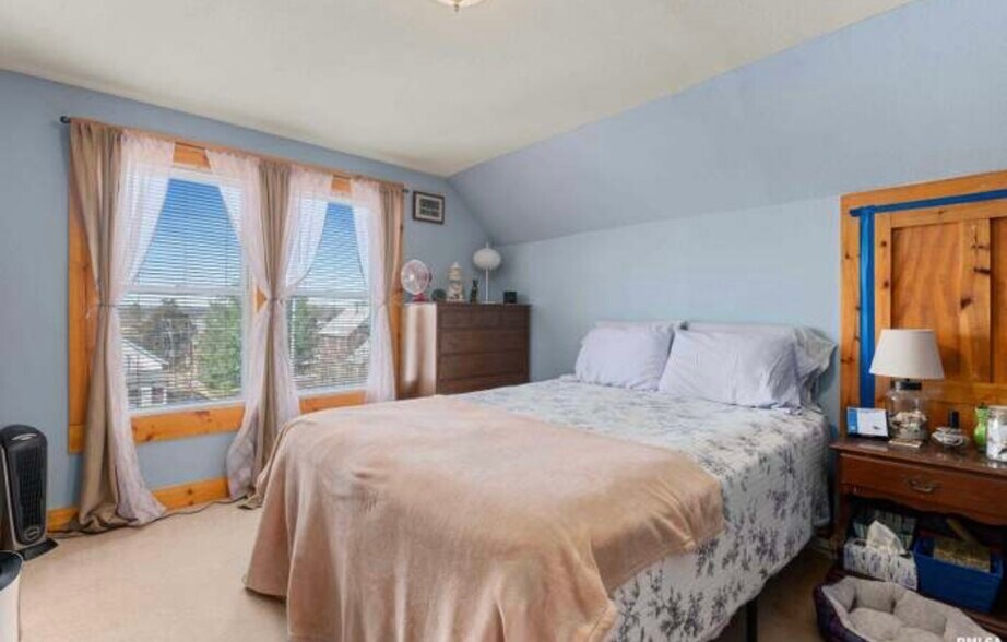 Building Photo - 111 21st St