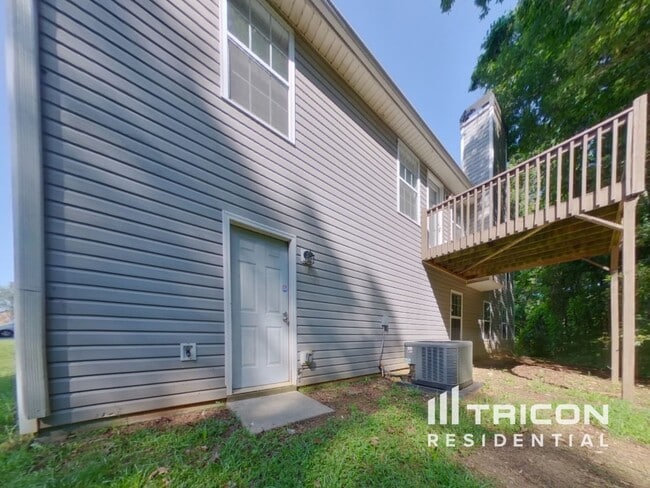 Building Photo - 4650 Camelot Dr