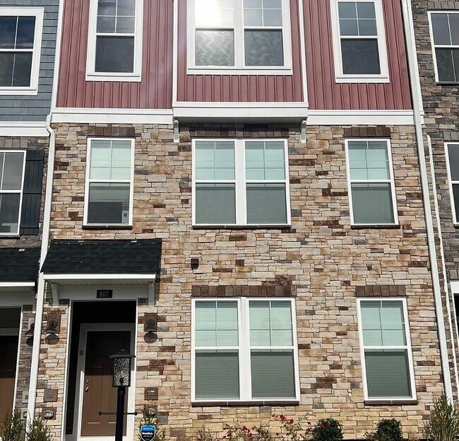 Building Photo - 807 Birchwood Hl Pl