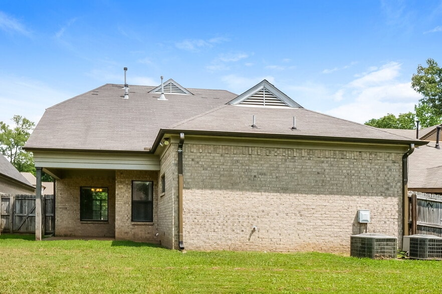 Building Photo - 450 Garden Springs Dr
