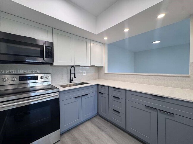 Building Photo - 455 Golden Isles Dr