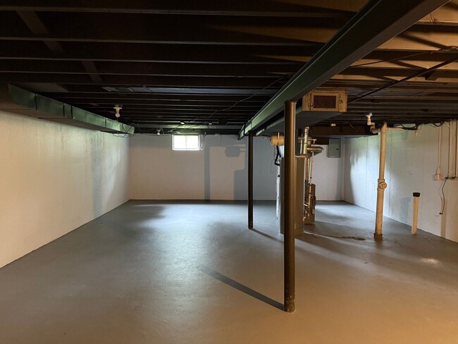 Building Photo - 3 Bedroom Home with Basement and Carport f...