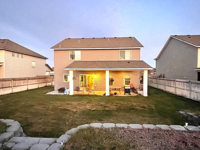 Building Photo - Charming Very Spacious 2-Story Home for Rent in Pasco, WA – Ideal Location Off Road 68!