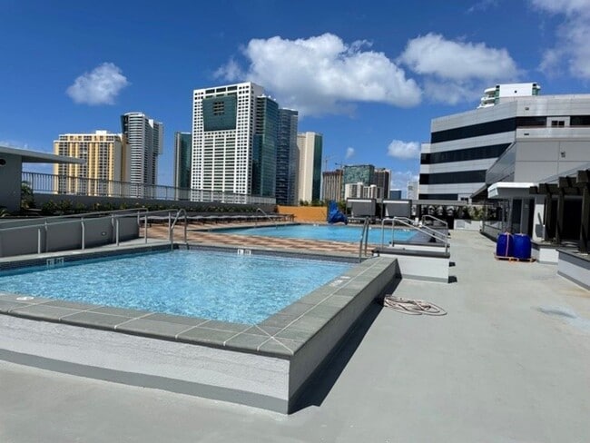 Building Photo - Penthouse 1-bedroom with 2-Parking!