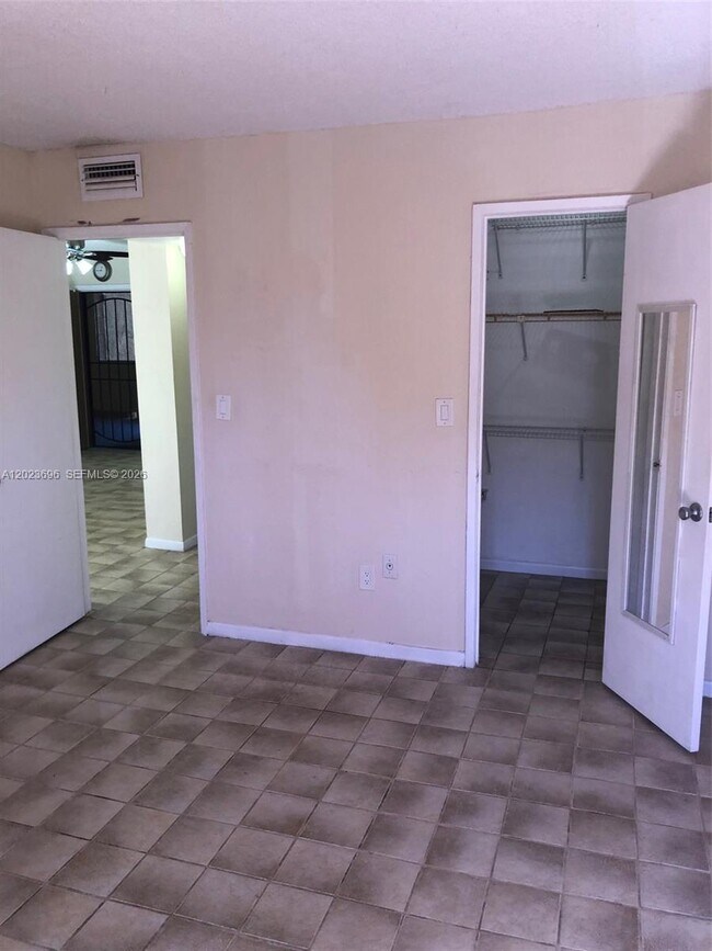 Building Photo - 9150 Fontainebleau Blvd