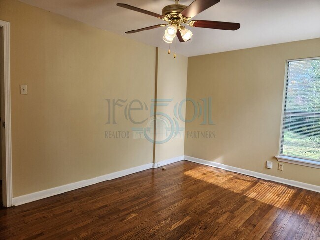 Building Photo - Great Home for UAMS Students