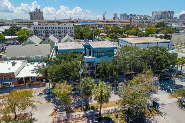 Building Photo - 1615 E fifth Ave