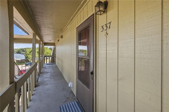 Building Photo - 337 Riverbend Dr