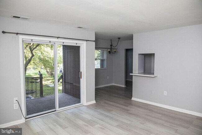 Building Photo - 319 Meadowview Ln