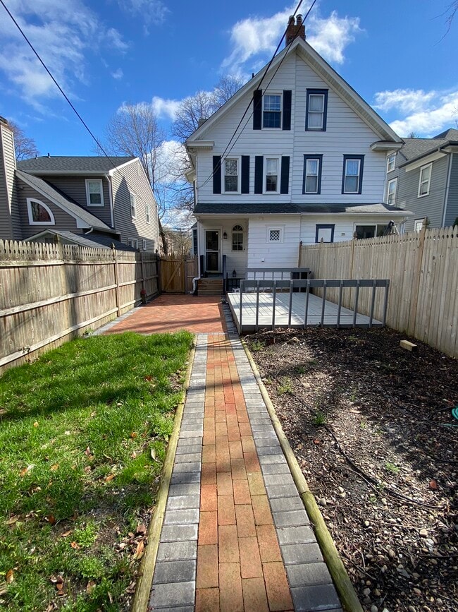 Building Photo - 64 Grove St