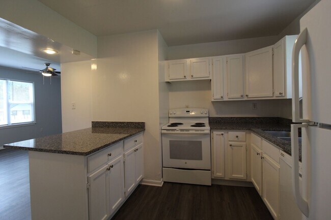 Building Photo - August FREE On This 3 Bedroom 1 Bath Home In Prairie Village