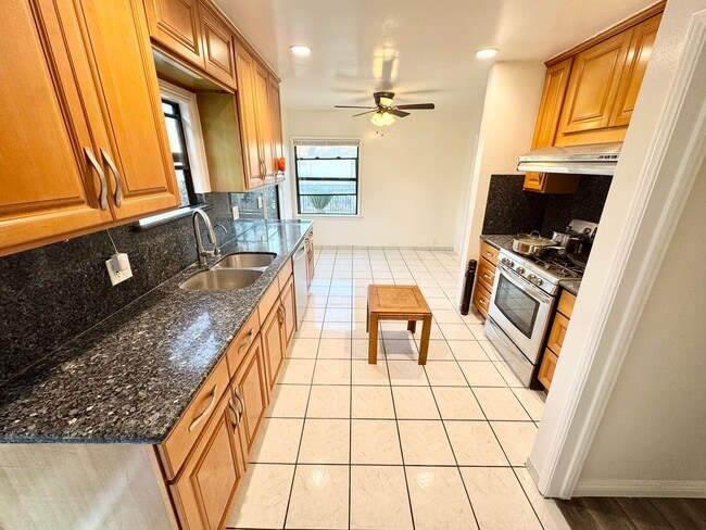 Building Photo - Updated 3 bed 2 bath duplex in Temple City