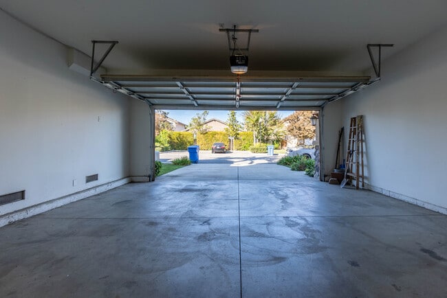 Building Photo - SIngle Family House for Rent in a quiet co...