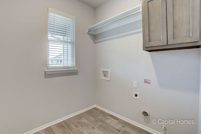 Building Photo - Move In Special! Relax In The Comfort of a...