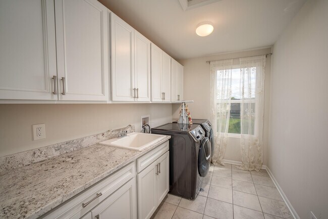 Building Photo - 2825 Dillon Dr