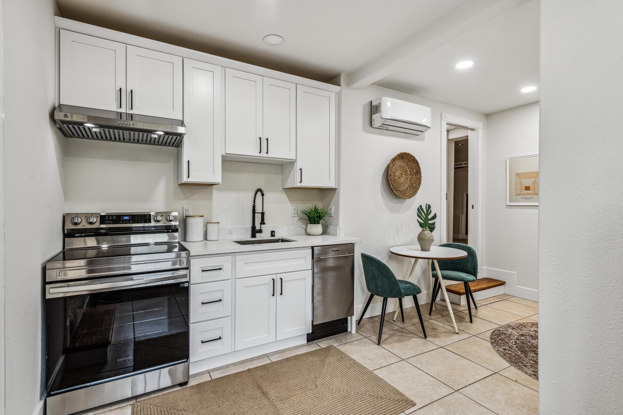 Building Photo - 16026 Selborne Dr