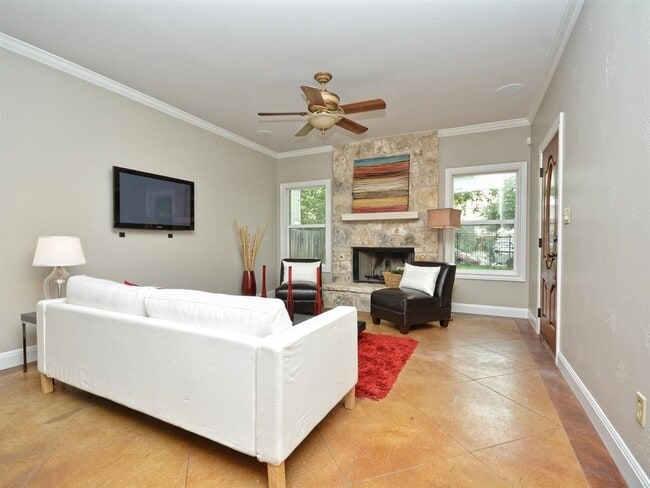 Primary Photo - 907 Ellingson Ln