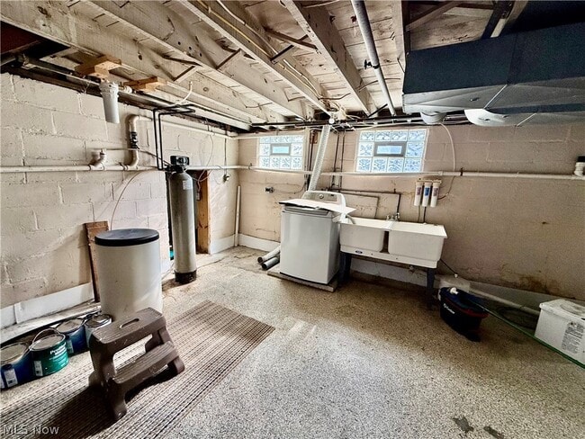 Building Photo - 364 N Chillicothe Rd