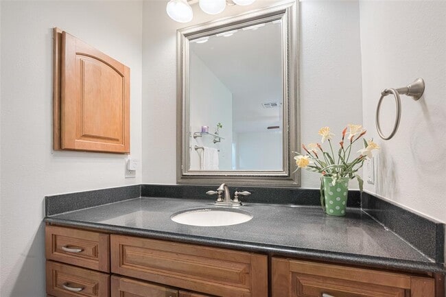 Building Photo - 5115 Kingfisher Dr
