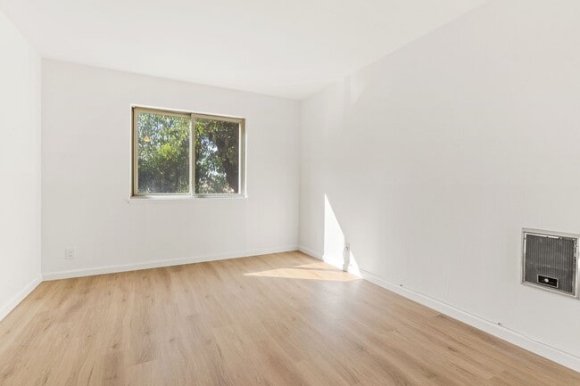 Building Photo - Modern 1-Bed w/ Balcony & Views Near Piedmont