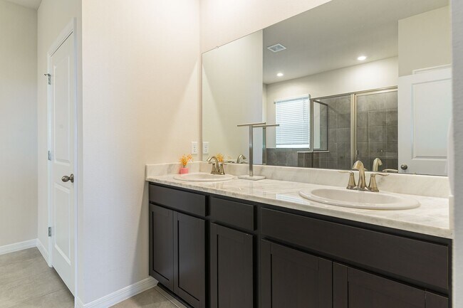 Building Photo - Pet Friendly, Spacious, modern 4 bed home ...