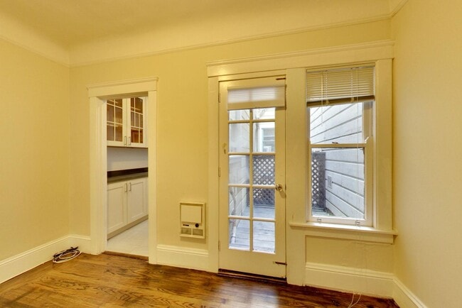 Building Photo - 2BR. Private Patio! Parking! DISHWASHER! On-Site LAUNDRY! HARDWOOD!