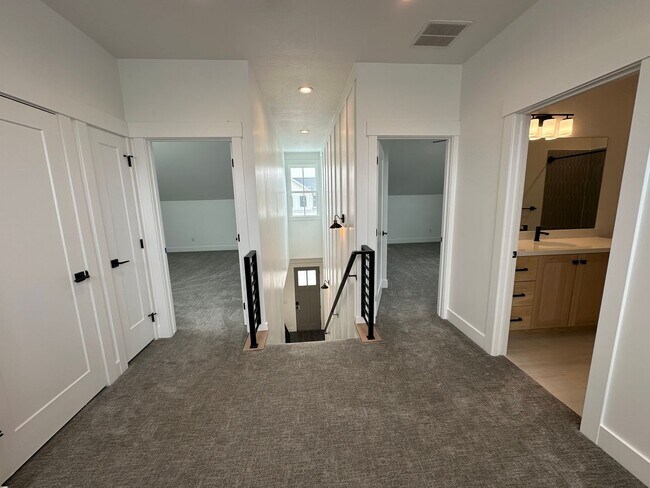 Building Photo - Gorgeous 5 Bed 3.5 Bath Home at Daybreak I...