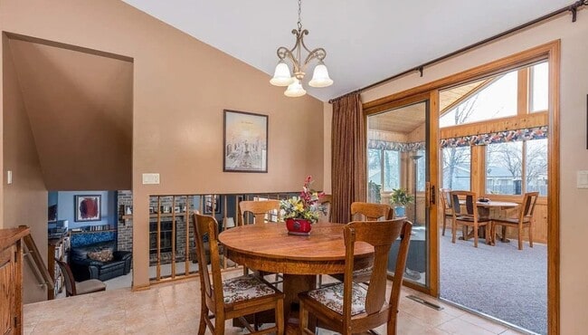 Building Photo - 3239 S Hemlock Ln