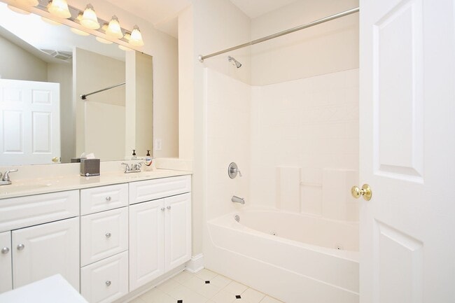 Building Photo - Sunlit Condo With Easy Access to Rt 29