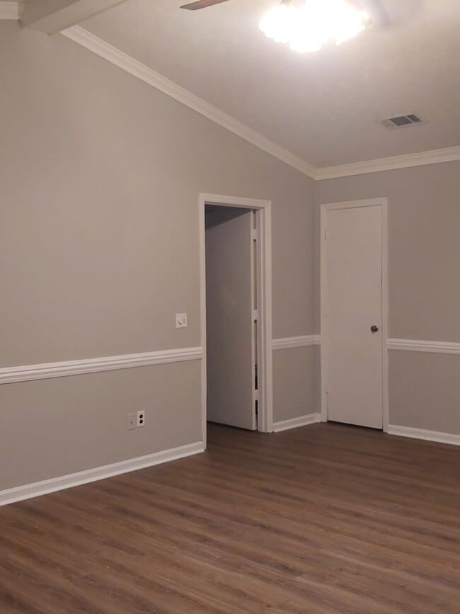 Building Photo - 3062 Viking Dr