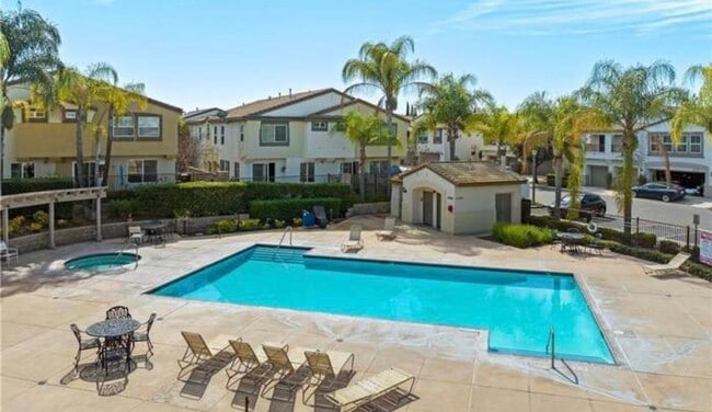 Building Photo - Updated Spacious 2 Bedroom Condo with attached garage in West Murrieta