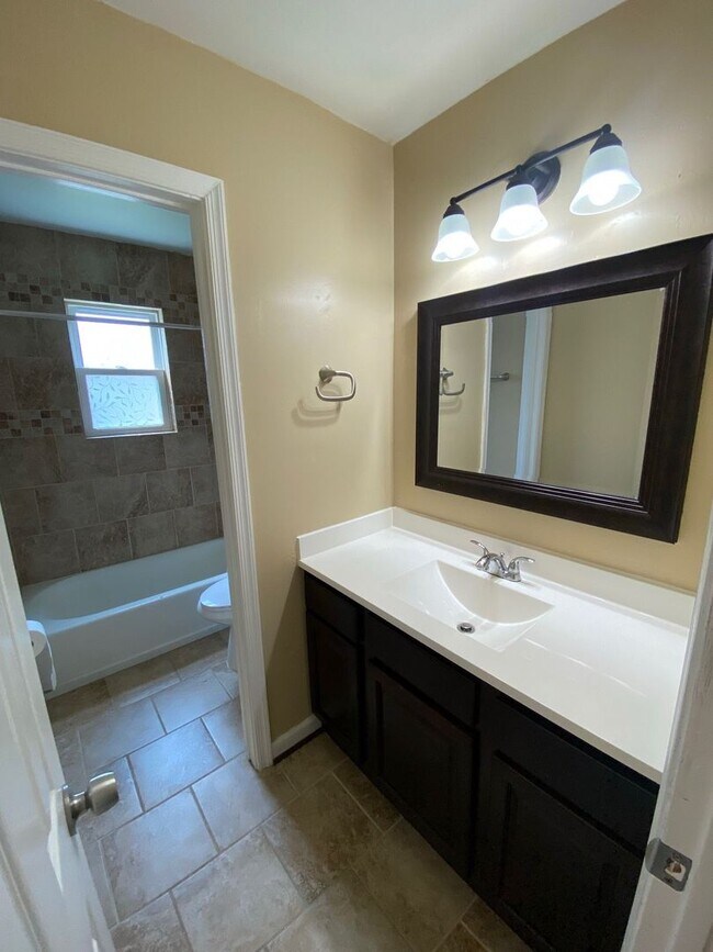 Building Photo - Charming 3-Bedroom Ranch !! "ASK ABOUT OUR...
