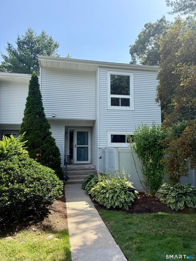 Building Photo - 562 Oak Ave