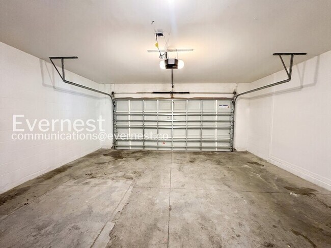 Building Photo - Limited Time Special Offer / 5 Bed/3 Bath Home with Garage / Pet-Friendly / Vouchers Accepted / A...