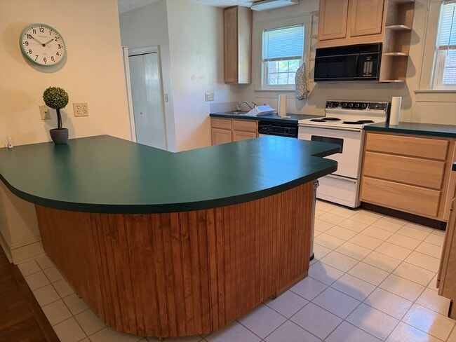 Building Photo - 122 E Main St