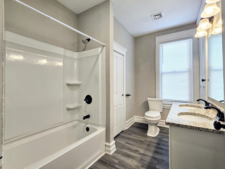 Building Photo - 221 Main St